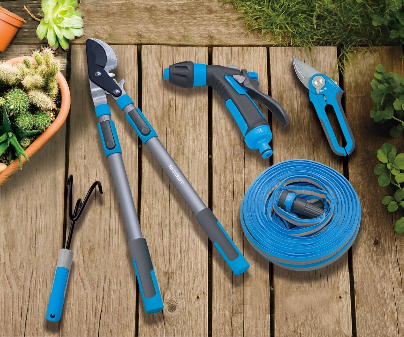 Herramientas de jardinería: podadora de dos manos, carrete de manguera.